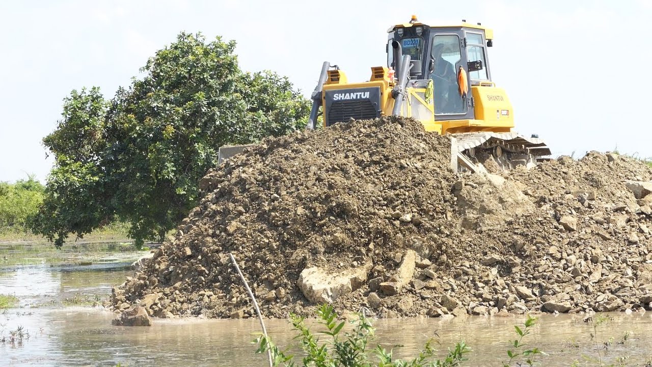 Great LGP Bulldozer SHANTUI DH17C2 Pushing Stone Soil Into Water Foundation Construction New Road