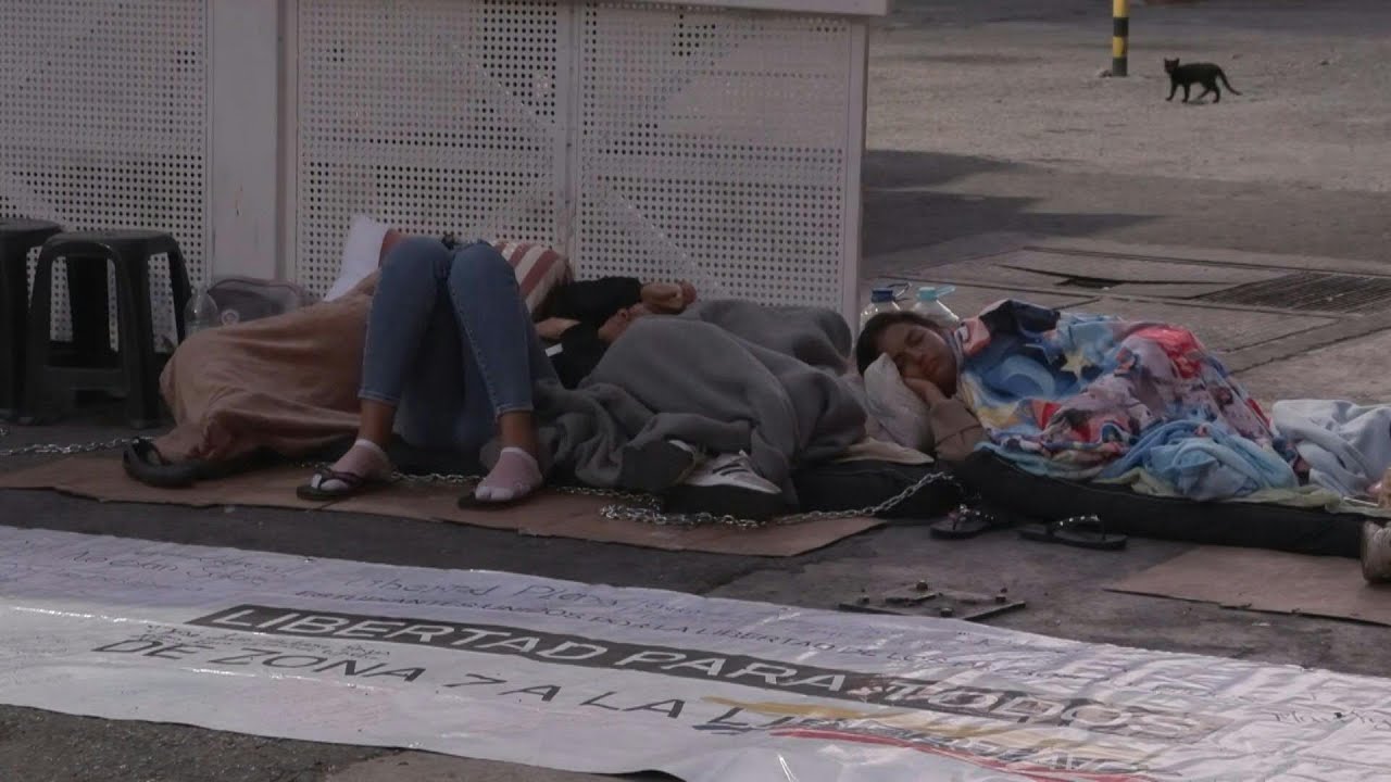 Relatives of Venezuelan political prisoners begin hunger strike asking for amnesty law | AFP