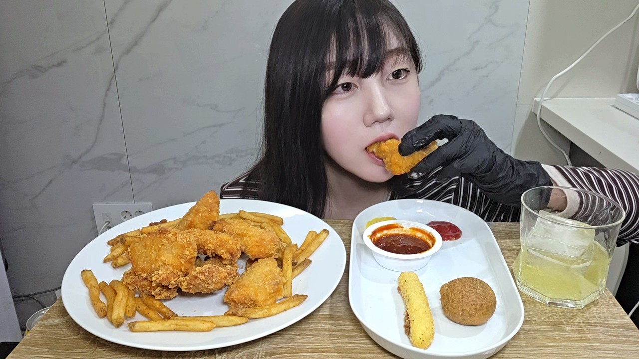 [ASMR] 맘스터치 후라이드치킨 🍗 치즈스틱 치즈볼 먹방 🧀 | Fried Chicken & Cheese Sticks | Mukbang 🧀