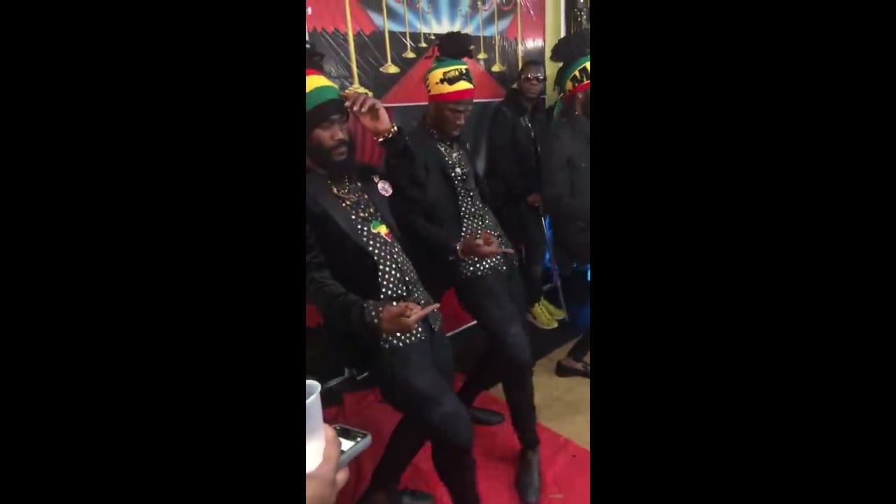 Active Dancers || The Viral Dancing Rastas - Toast