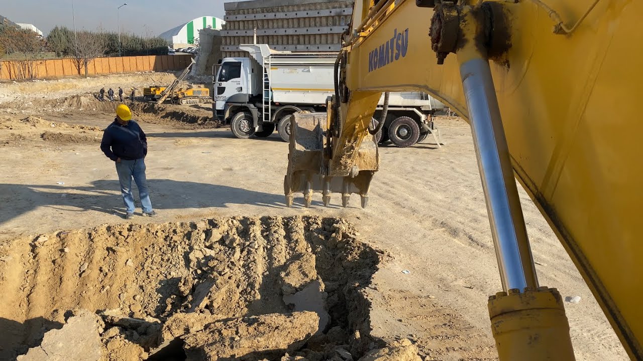 Komatsu Excavator harfiyat Kamyon’larını Yüklüyorr!