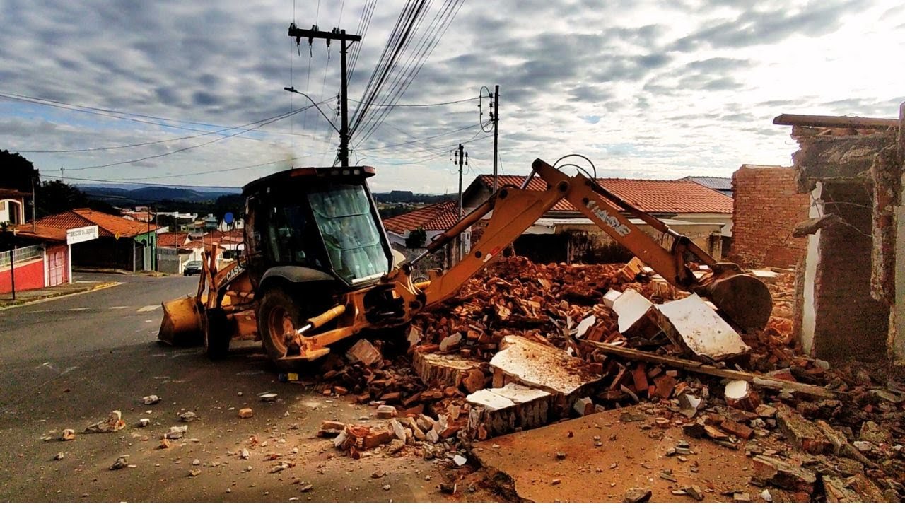 Destruí uma construção com a retroescavadeira