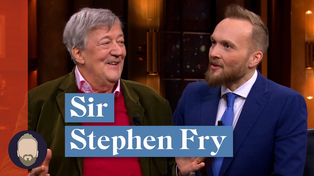 Sir Stephen Fry werd geridderd door King Charles, schuift de dag erna aan bij Arjen | LUBACH