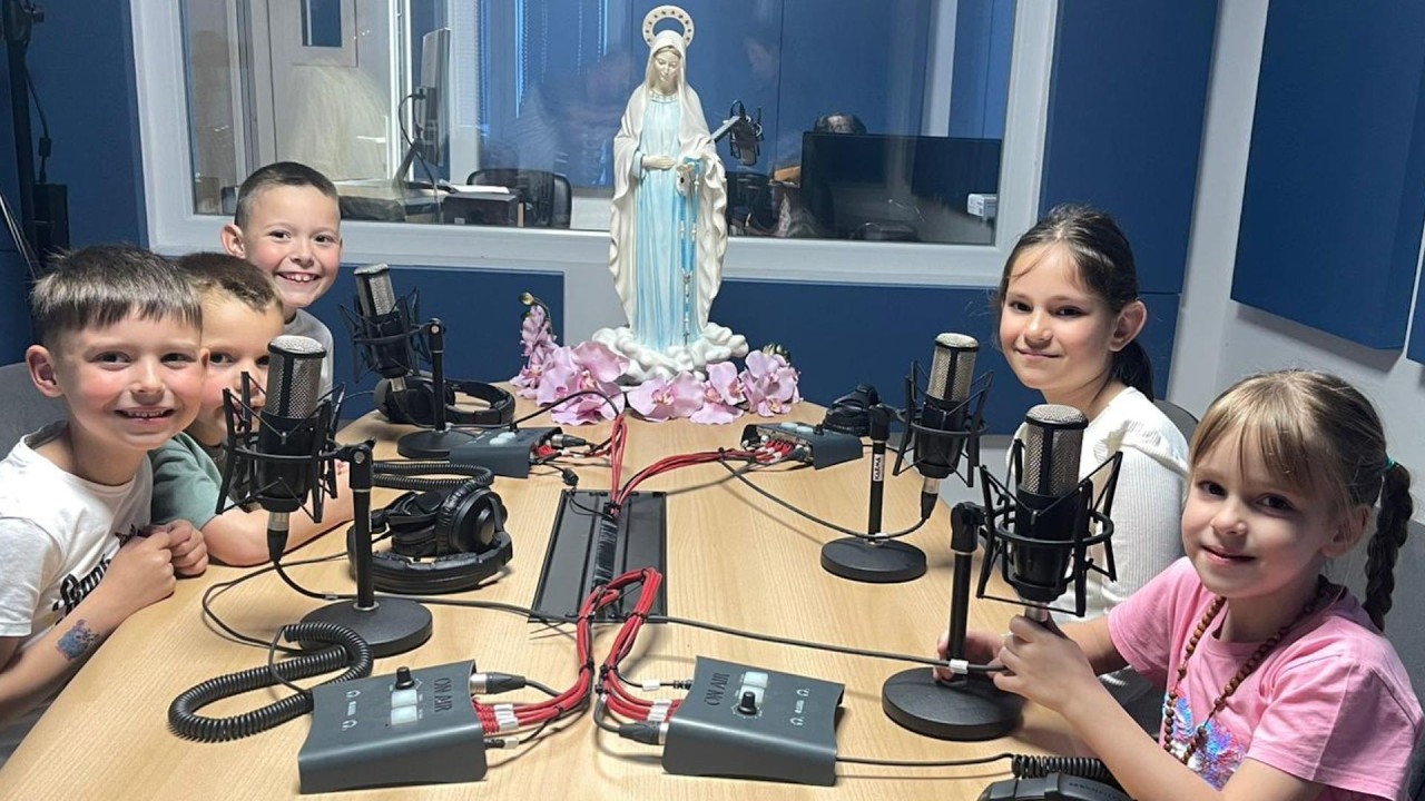 Molitva Gospine krunice, studio RM u Međugorju - mole djeca iz vrtića 