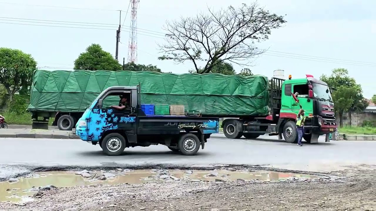 Aksi Keren Skill Driver Truck Di Uji Saat Pagi Hari