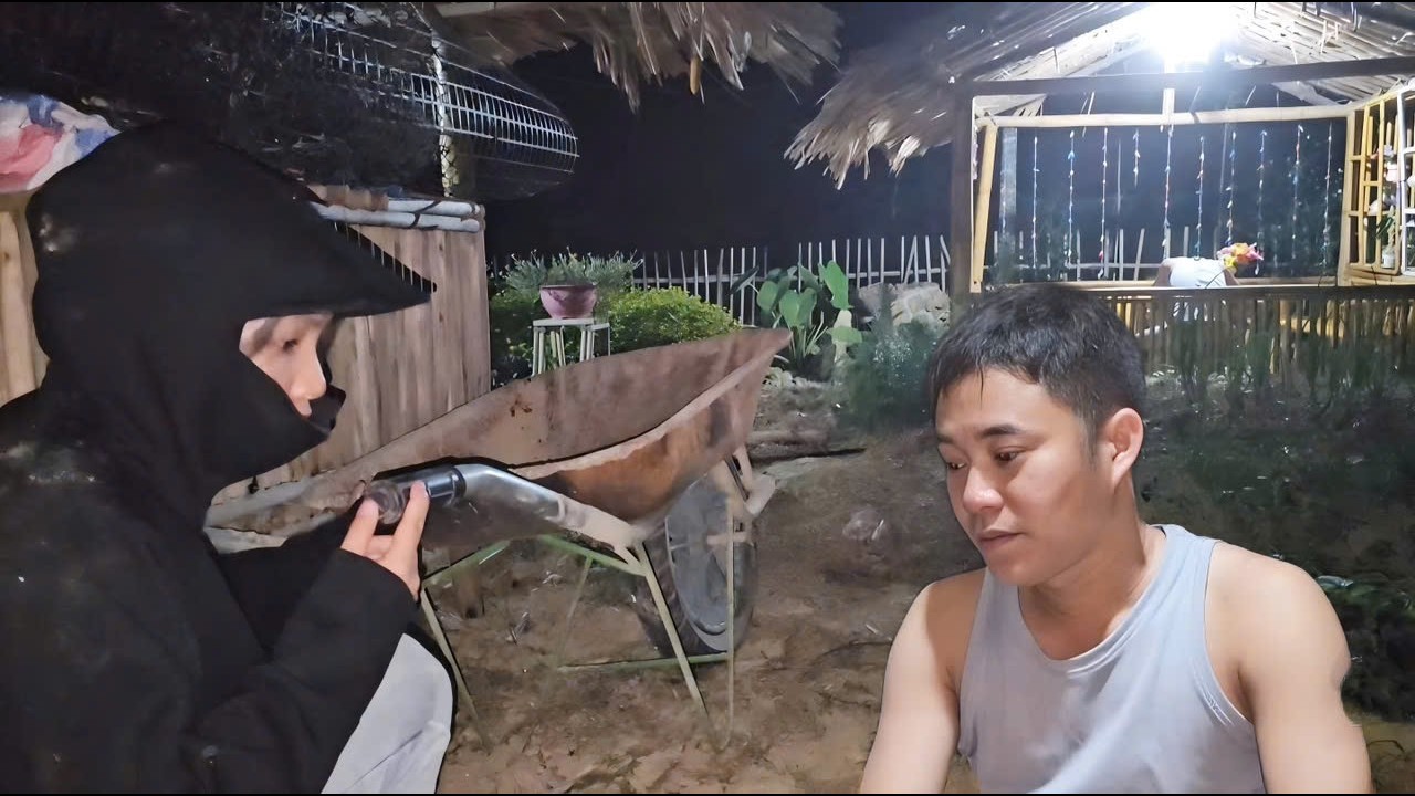 Because she missed Nam so much, Hang went to his house but didn't want Nam to see her.