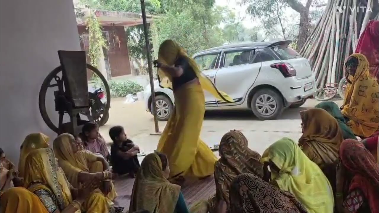   आंख मारे यारनि को बुलामें पट्टी और बनवारे की बहुत ही सुंदर गाना बनाया है एक बार जरूर देखें बिल्कुल