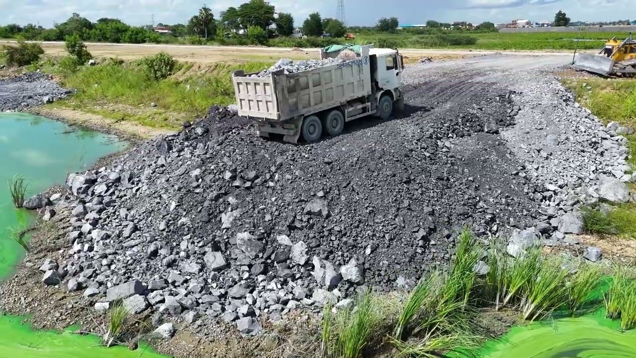 Something new! Technical SHANTUI Dump Trucks and Bulldozers DH17C2 Push and pour stones into mud