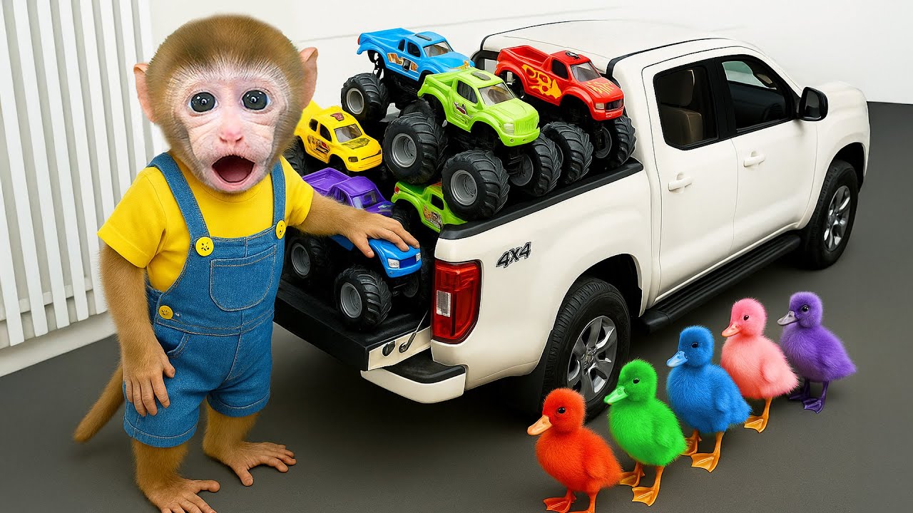 Mono BeBe tierno conduce un tractor con Patitos de colores para ir de compras y comer sand&iacute;a!