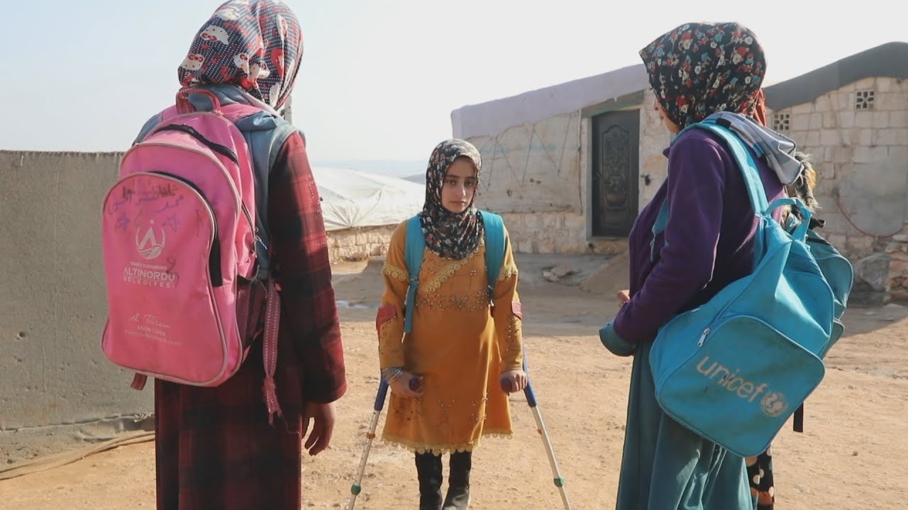 مايا مرعي طفلة مهجرة إلى ريف إدلب تعود معاناتها مع الأطراف الصناعية