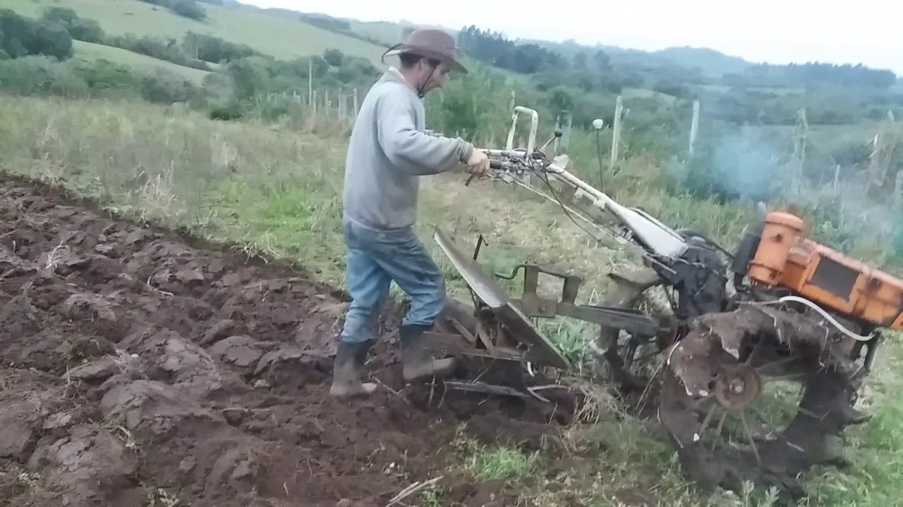 Micro Trator Tobata Agricultor no interior de cangucu .