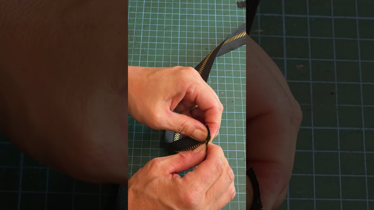 Resizing and installing a metal zip in a leather bag for beginners