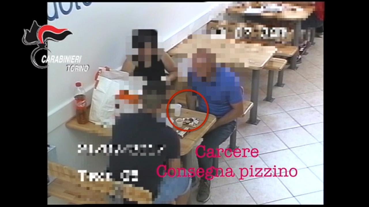 Il video che incastra il boss della 'ndrangheta: lo scambio dei pizzini per comandare dal carcere