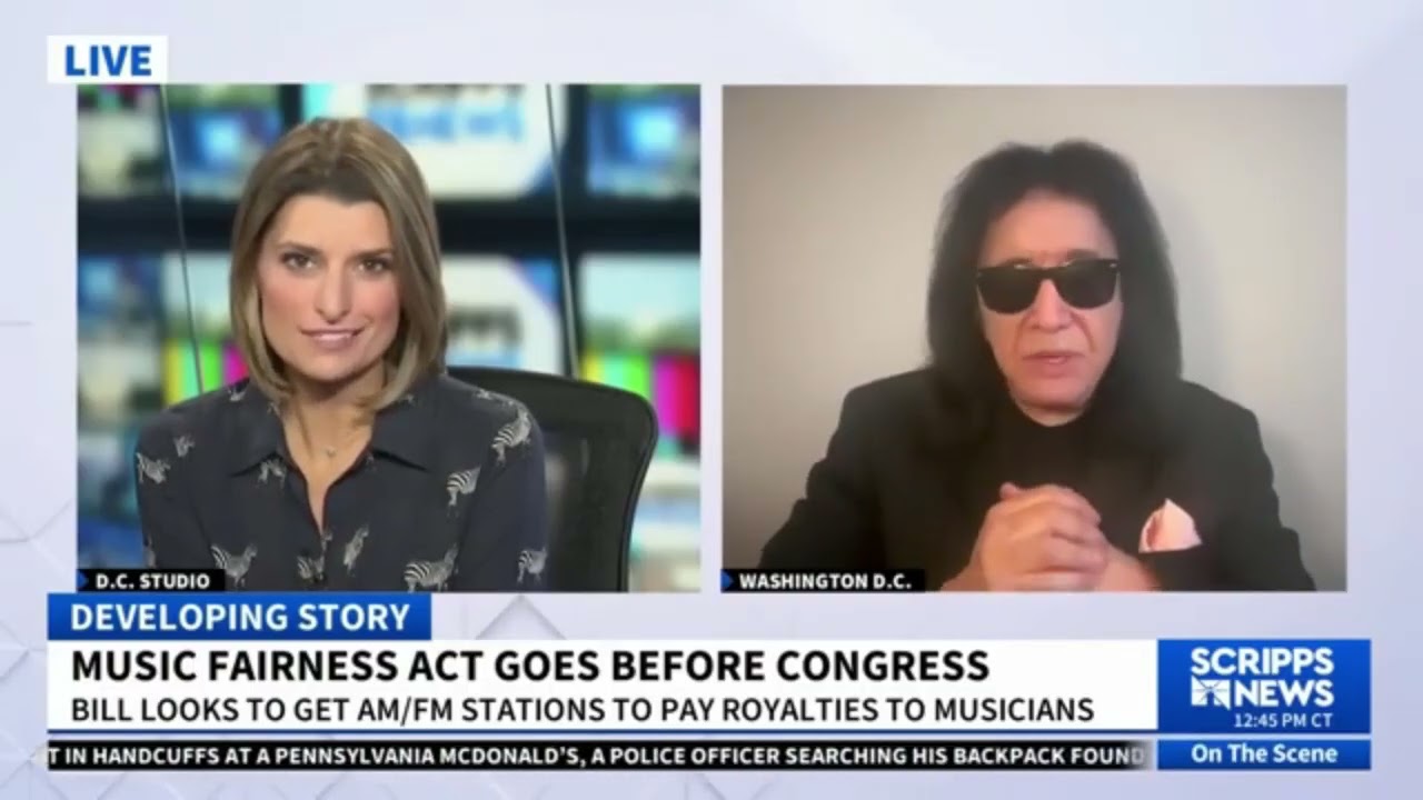 Джин Симмонс флиртует с телеведущей.