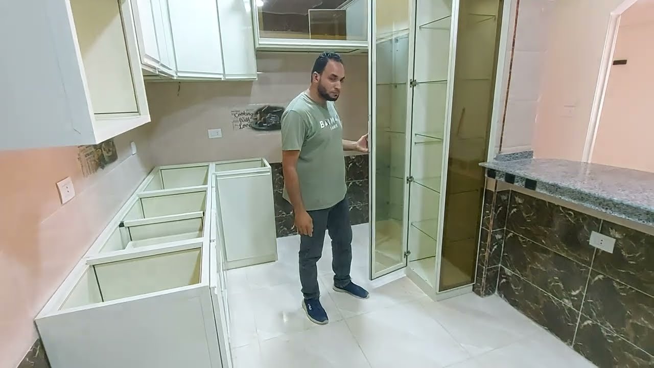 مطبخ الوميتال كلادنج اف ويت مقبض بلت ان ودلاب زجاج عاكس بنى مع حازم الهنداوى 