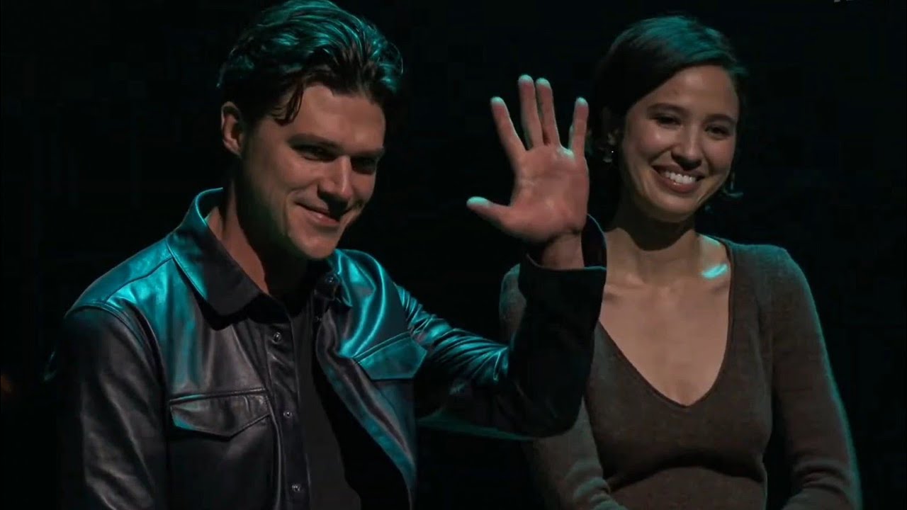Finn Wittrock y Kelsey Asbille asisten a la Geeked Week de Netflix (2024) | (Sub. Español)
