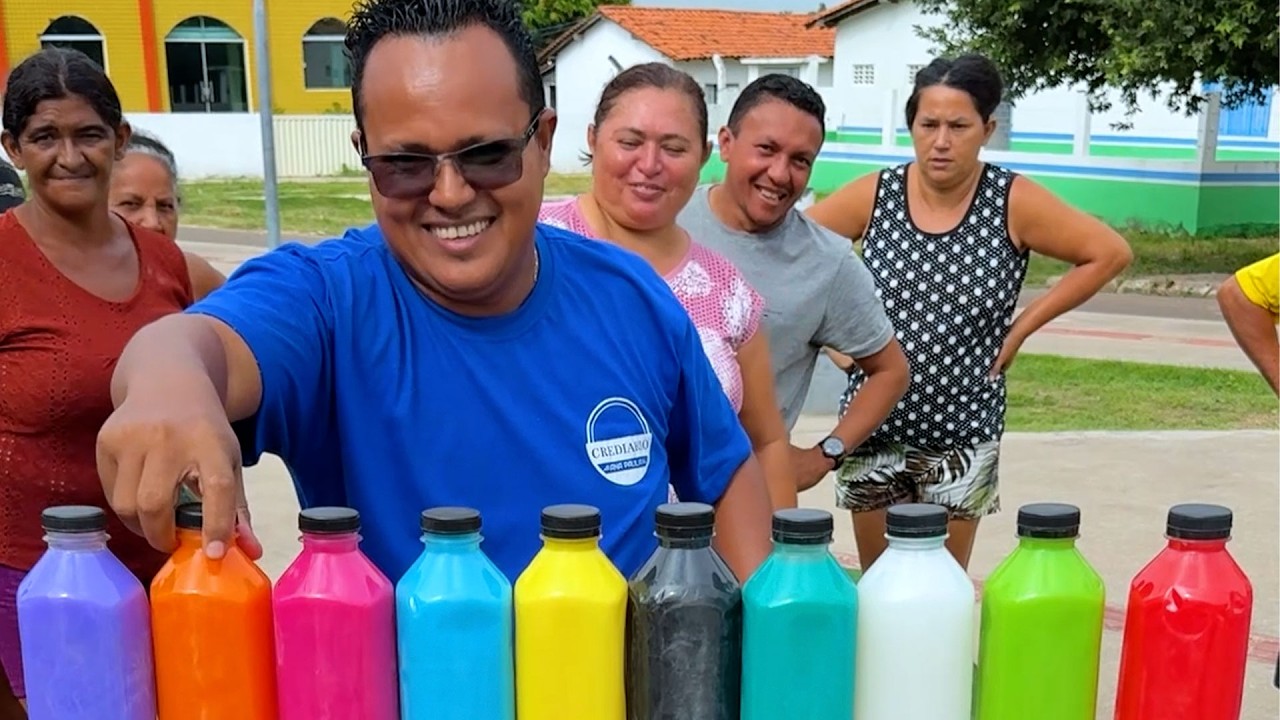 No desafio das garrafas coloridas, quem acerta a cor certa leva dinheiro.