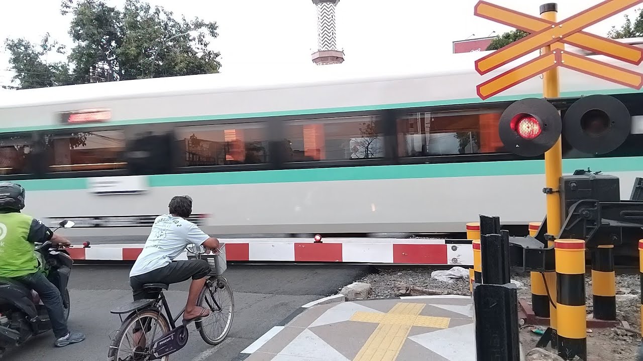 Kereta Hijau ‼️ Railroad Crossing Indonesia || Perlintasan Kereta Api Indonesia