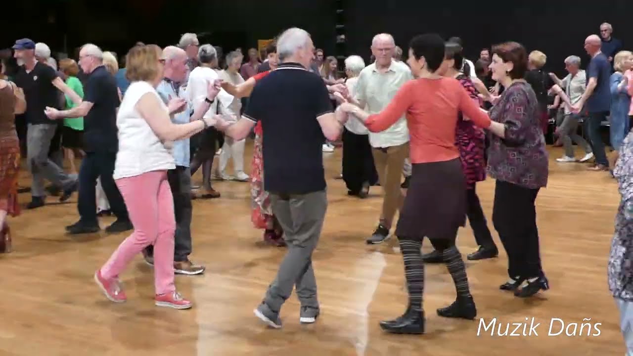 Danse bretonne : Jabadao de l'Aven avec le groupe Beurhan au fest noz à Hennebont en avril 2023