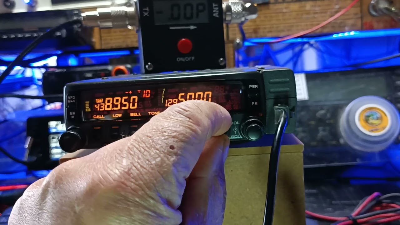Programar memoria UHF ( - 7.600) en un Kenwood TM833/Program UHF memory (-7,600) on a Kenwood TM833