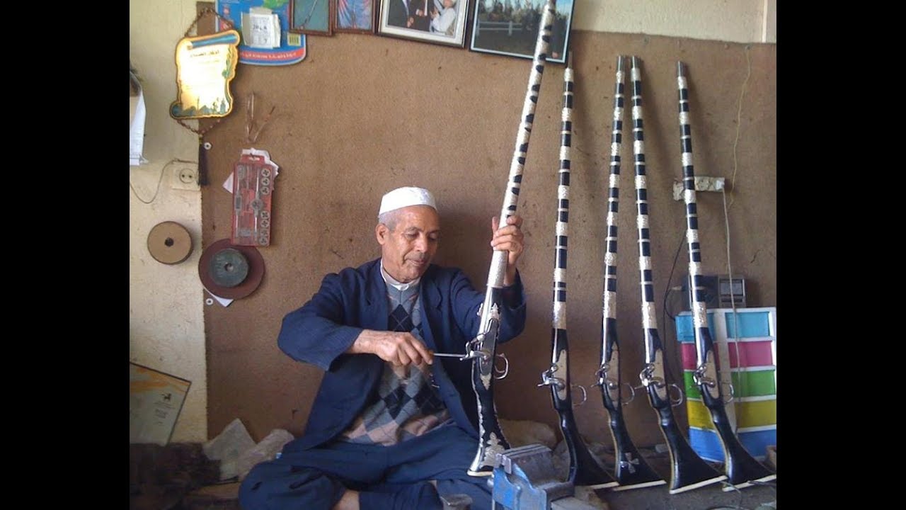 عمر الخصار الصانع الوحيد لبنادق 