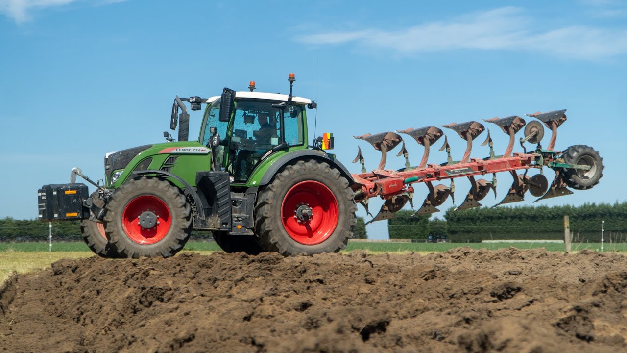 Fendt 724 Ploughing Grass w/ Kverneland 5 Furrow Plough