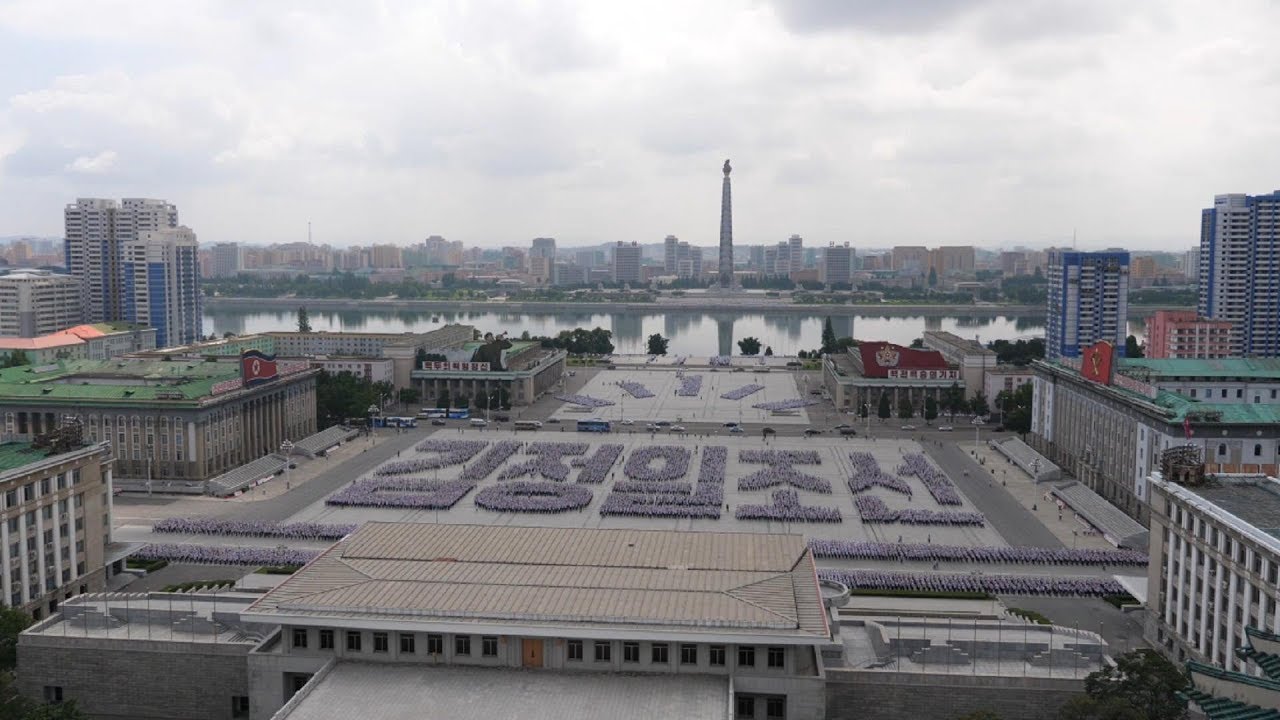 朝鲜世界11集: 在平壤的人民大学习堂, 看到广场一万多人排练节目, 运气真好