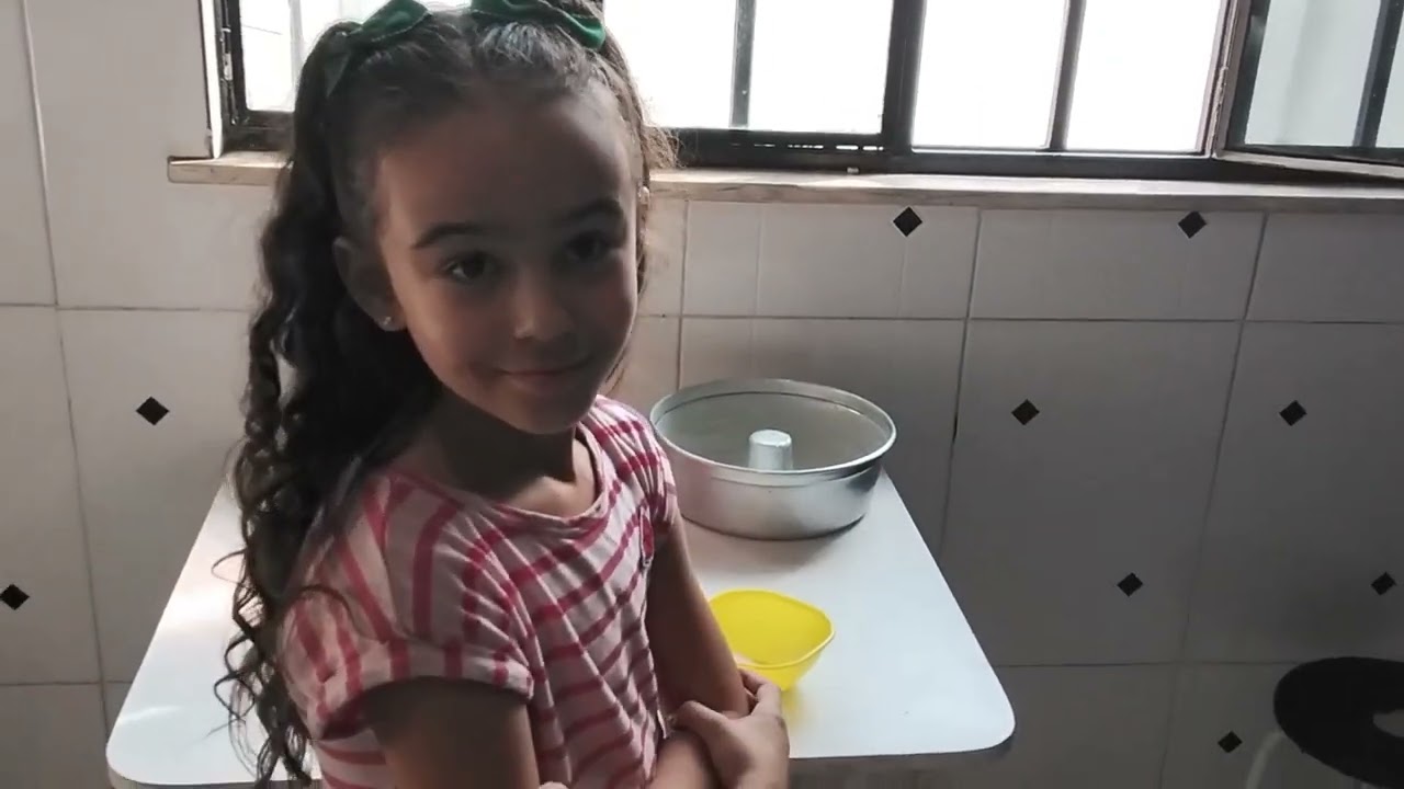 Bolo de cenoura sem farinha de trigo.  Luiza Llado na cozinha.
