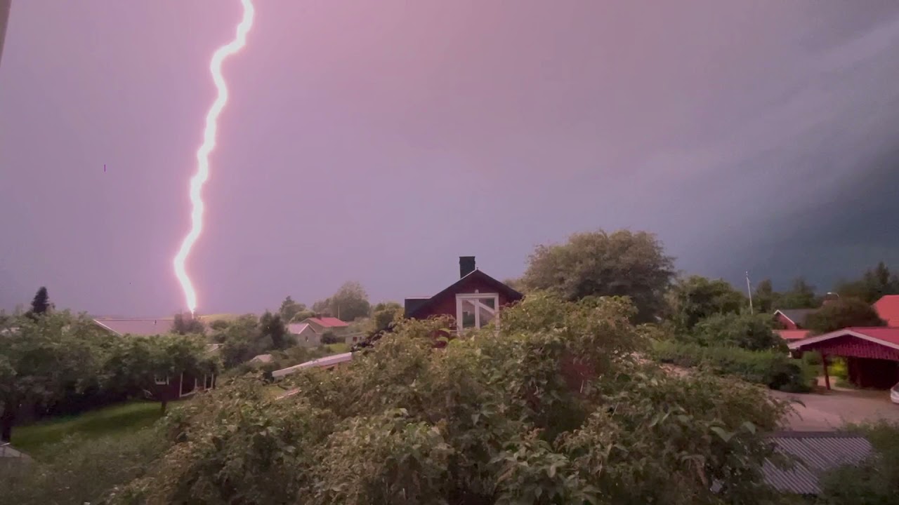 Blixtnedslag och knall i Umeå-Grubbe den 10 juli 2021–The closest you can be to a lightning strike.