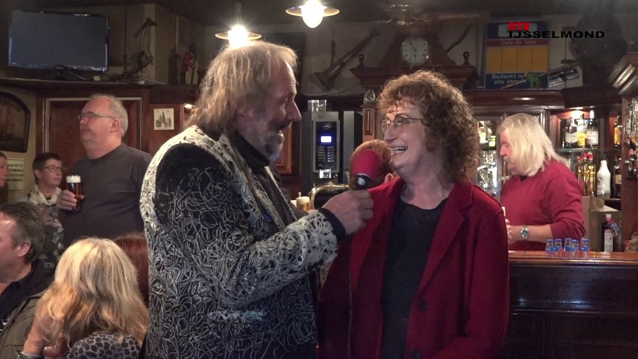 - Yvonne en Rein van Café De Unie dragen het stokje over.