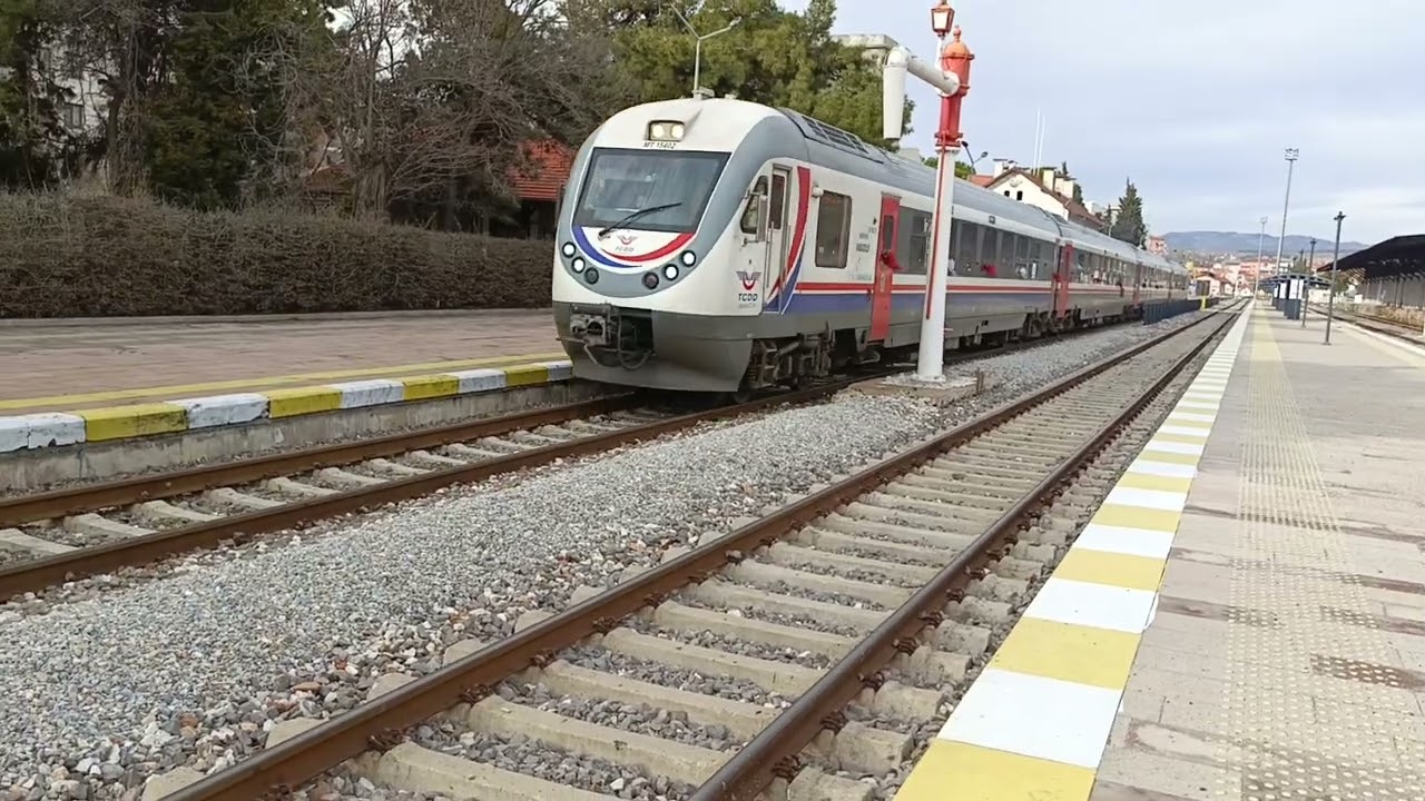 Süslenmiş tren tcdd mt 15402 uşak İzmir treni 