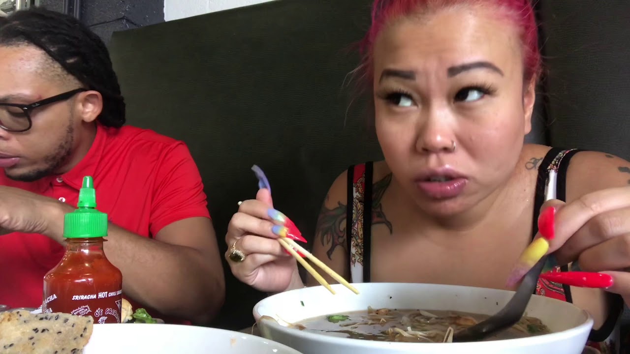 Trying a non authentic Vietnamese restaurant MUKBANG