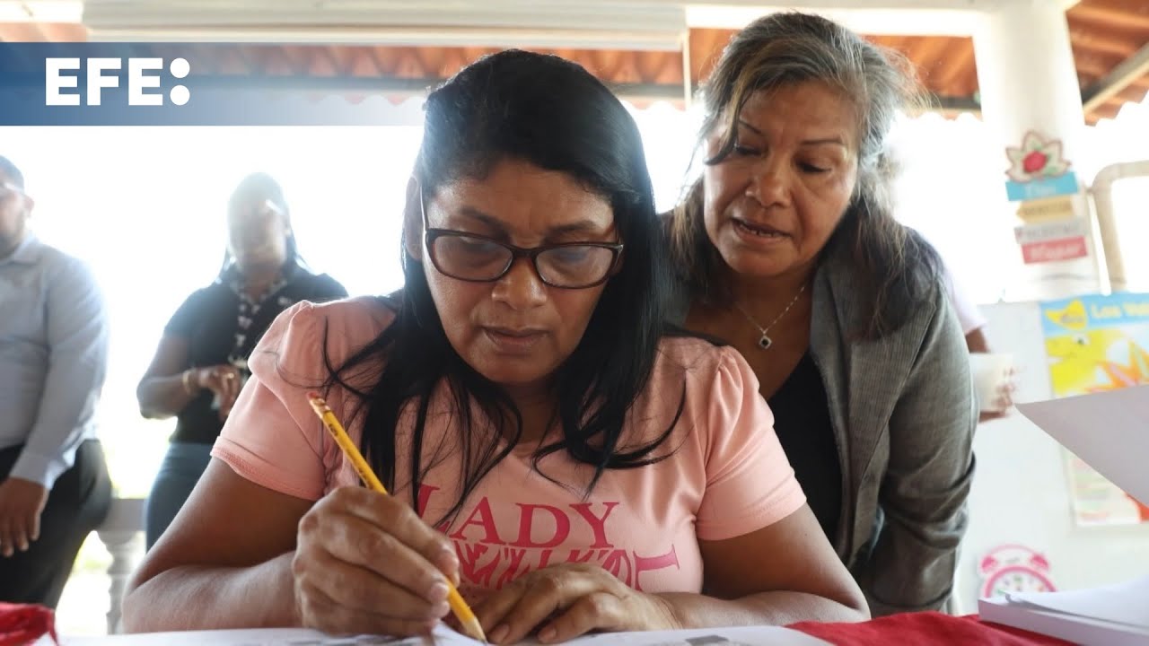 La alegría de estudiar llega en la tercera edad para mujeres de Panamá