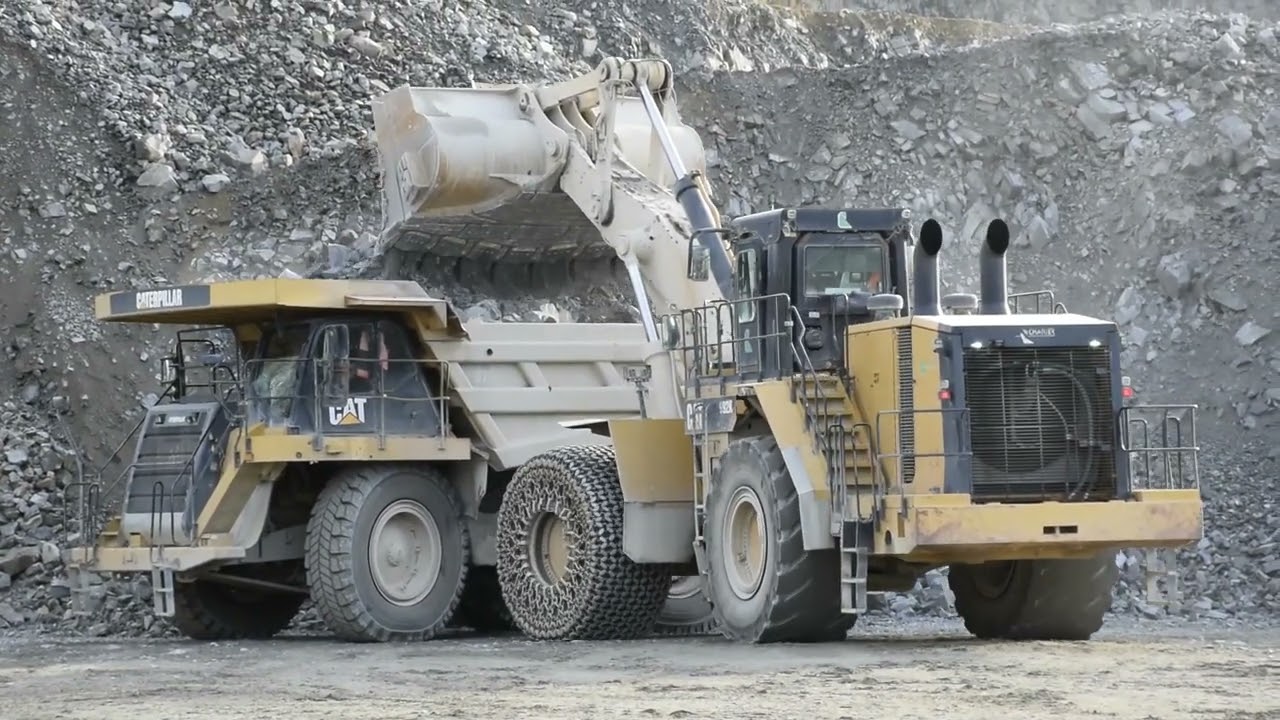 Caterpillar 992K loading 777 - Charier