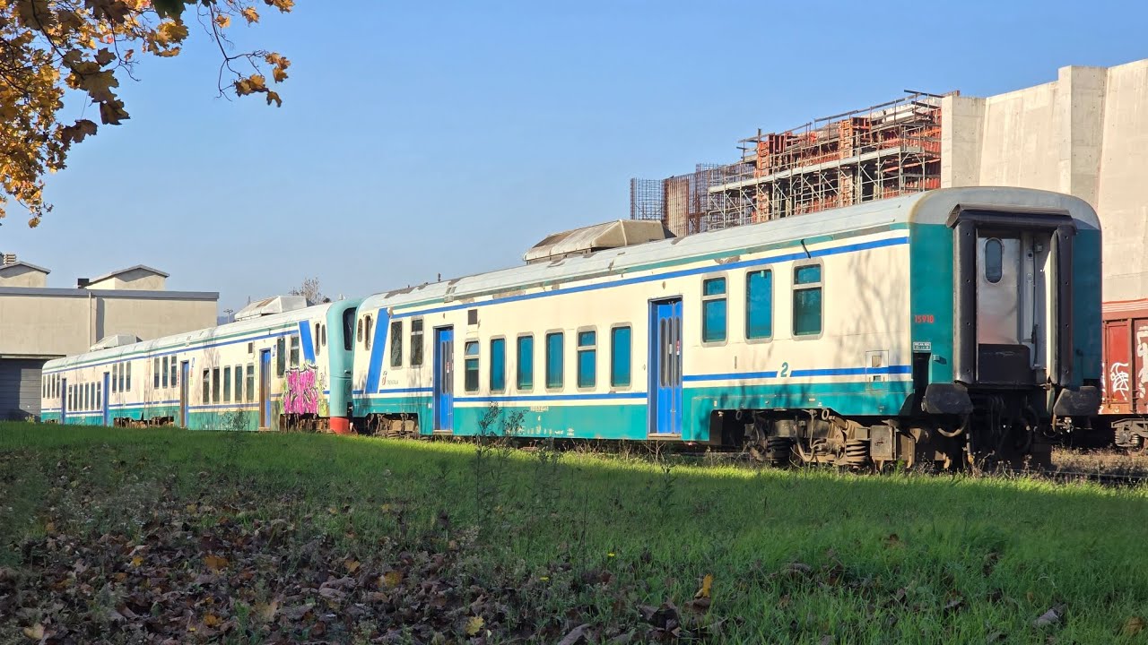 Carrozze e locomotive in attesa di demolizione a San Giuseppe di Cairo
