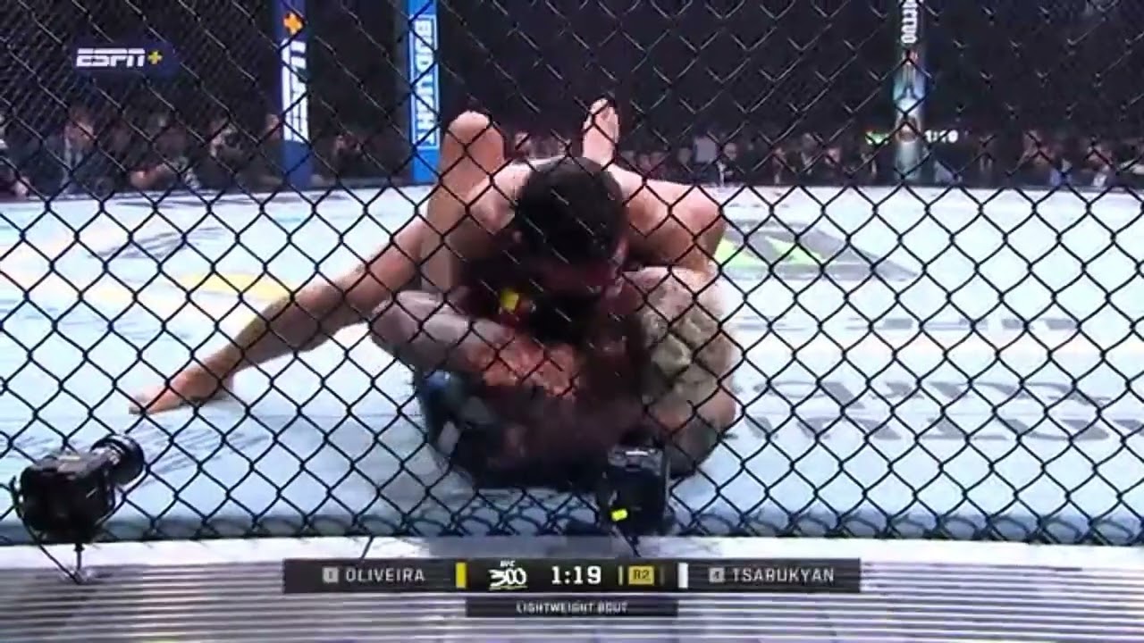 [UFC 300] Charles Oliveira 🇧🇷🦁 vs Arman Tsarukyan🇦🇲 . Fighter 💀 #espn #ufc #mma 