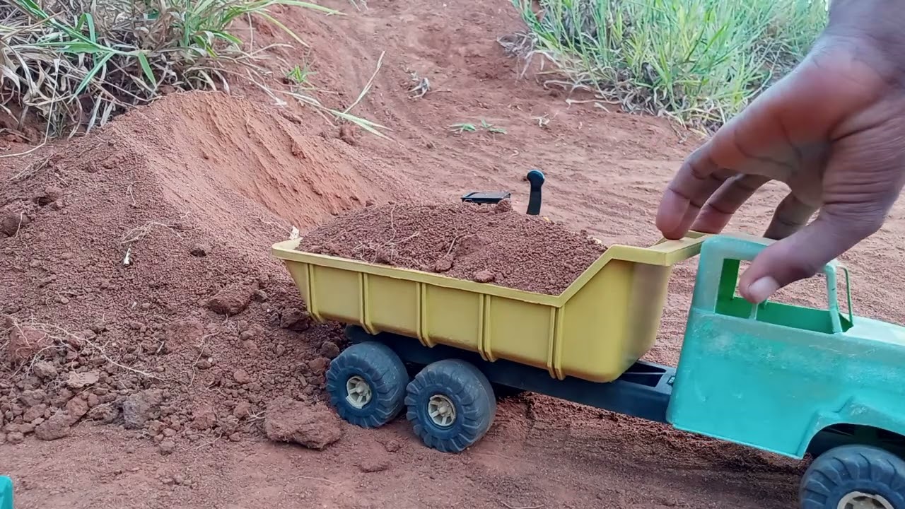 caminhao fh puxando terra com pa carregadeira cat 924k