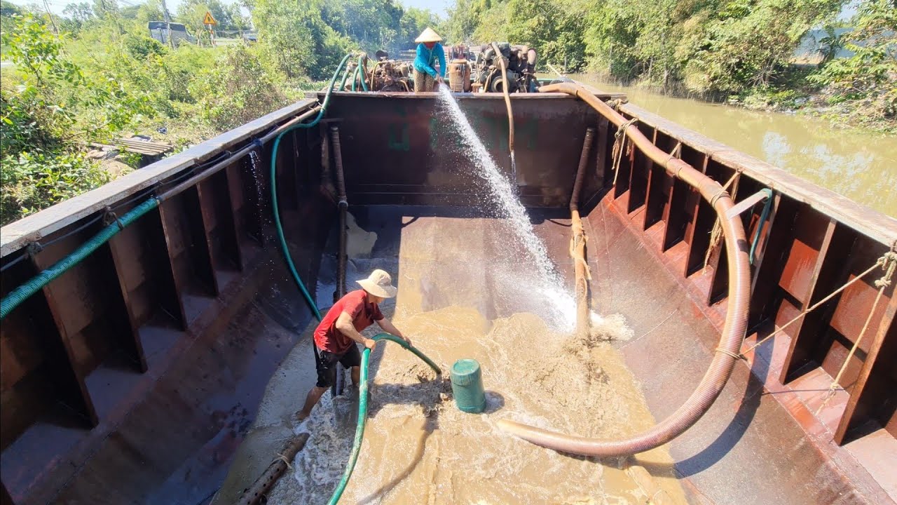 Quá trình bơm hoàn thành chuyến ghe cát/Pumping process completes sand boat trip