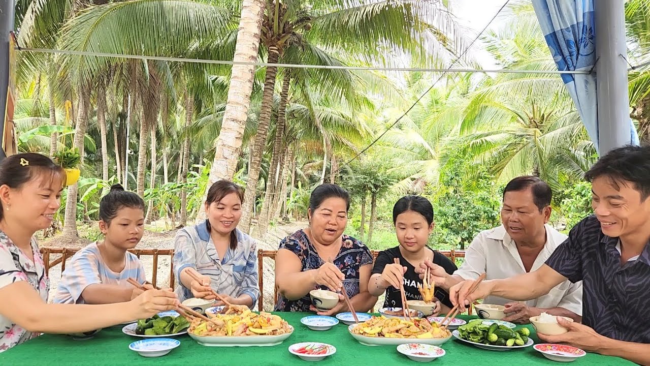 Cười Sặc Cơm Khi Lần Đầu Thánh Sún Thưởng Thức Được Món Chân Gà Sốt Thái | TKQ & Family T1677