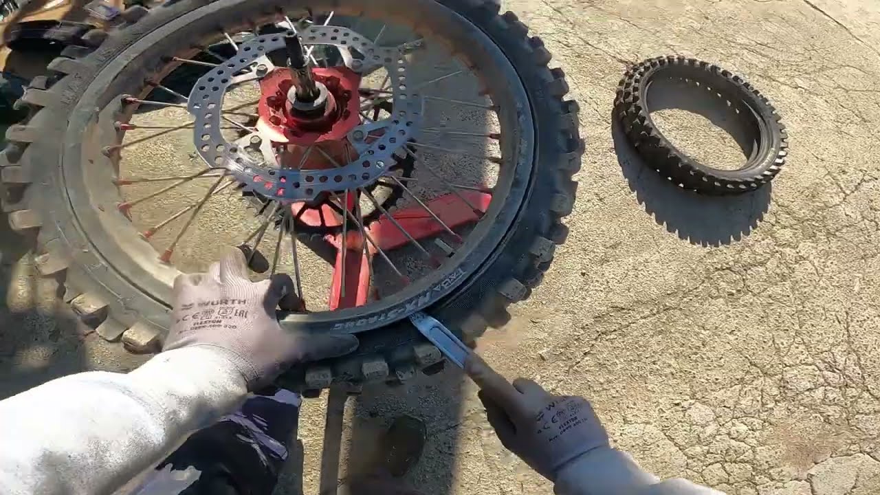 🔧POV MOTOCROSS TIRE CHANGE! Valerio ha bucato di nuovo🤬 SOSTITUZIONE GOMMA E CAMERA D’ARIA!🛞🛴