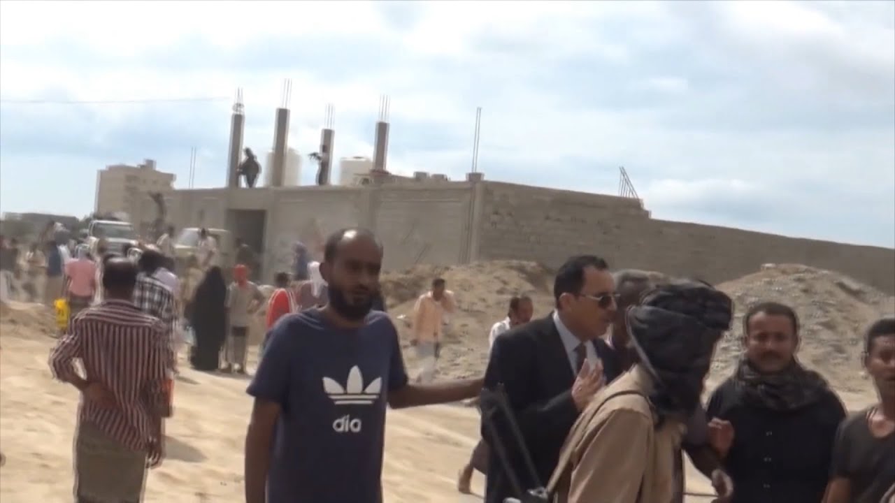 قوات أمنية تعتدي على أسر الشهداء والجرحى خلال عملية صرف الأراضي في عدن