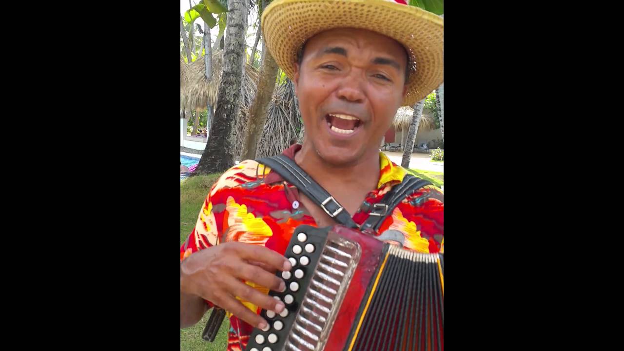 El negrito del cibao en el acordeón, Alfonso Castillo en la guira y Germán Ruiz en la tambora en los
