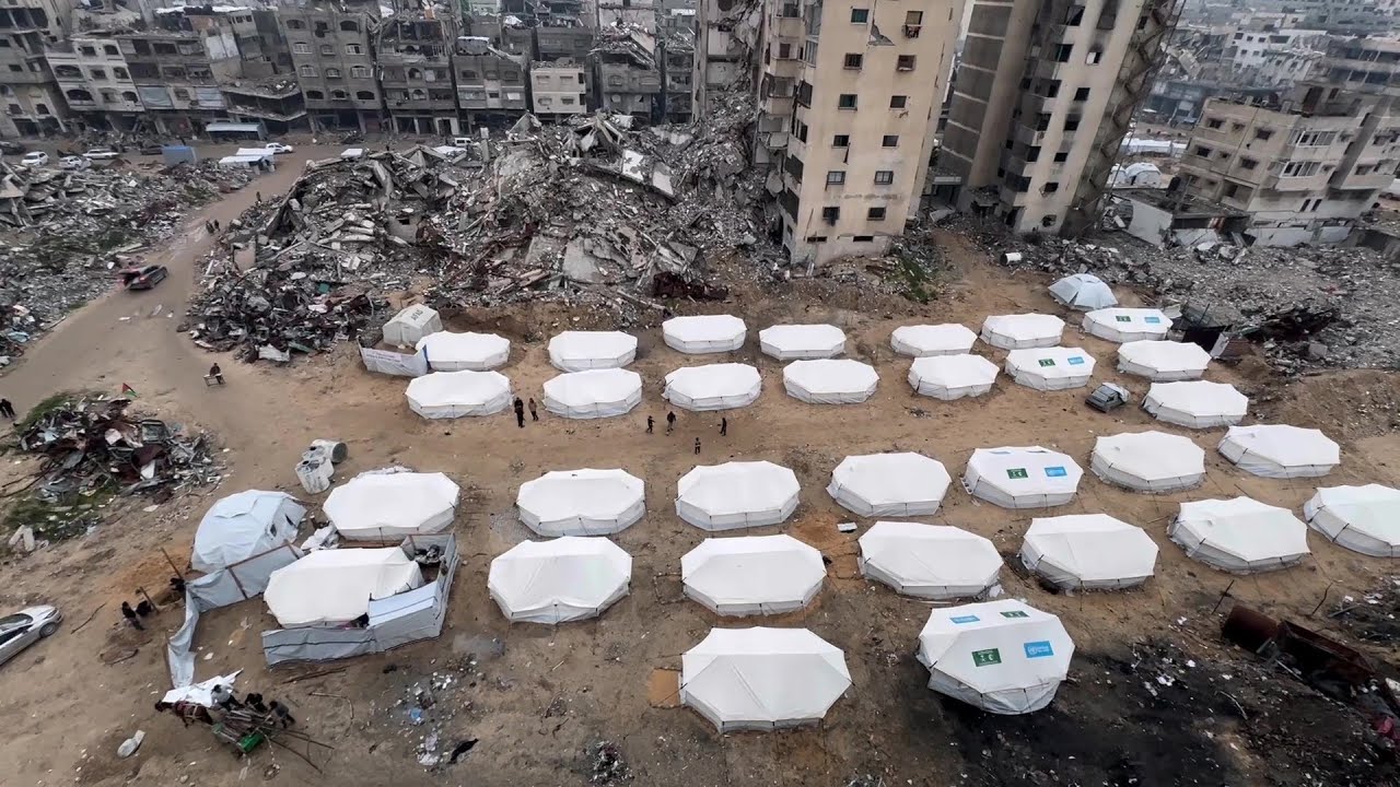 مواطنون يعيشون في ظروف قاسية بين أنقاض المباني المدمرة في مدينة غزة