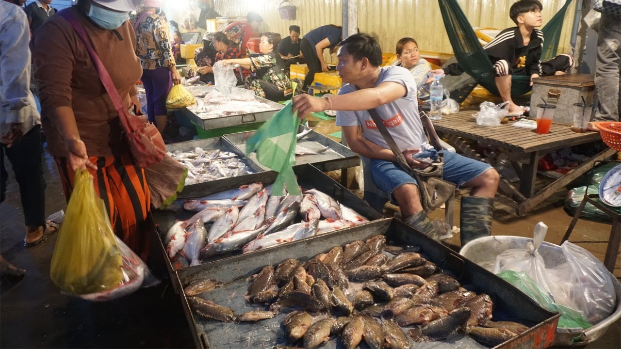 Early Morning Daily Activities of Vendors Selling Alive Fish, Seafood & More - Fish Market in Early