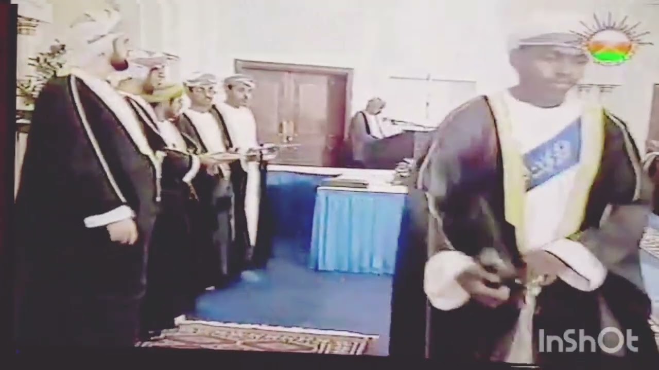 من حفل تخريج الدفعة الاولى من كلية التربية للمعلمين بنزوى 1998م تخصص فيزياء/ رياضيات