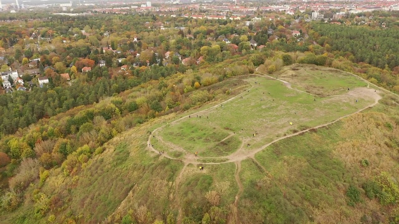 Drohne fliegt von Drachenberg zu Teufelsberg