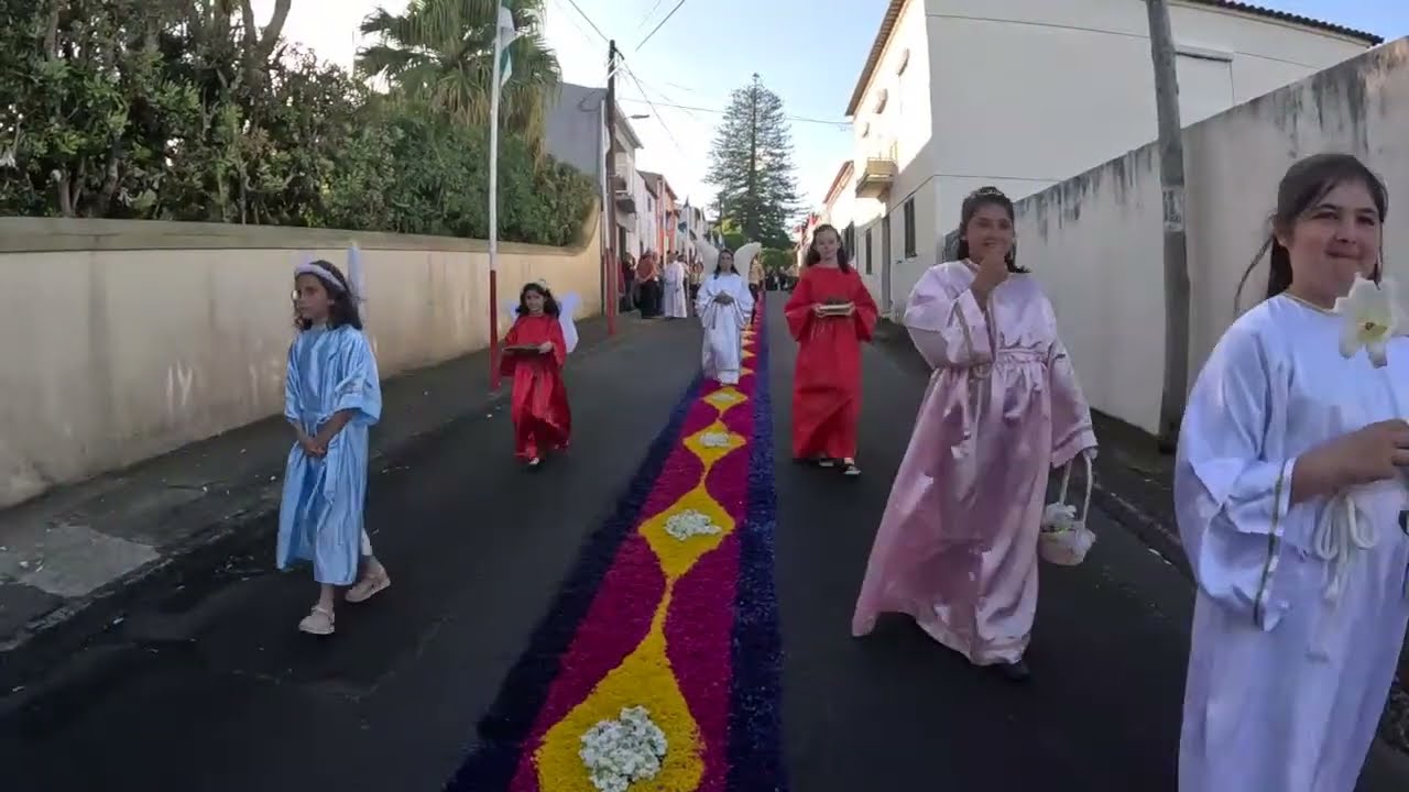 Live. Procissão do Corpo de Deus Capelas Passagem Rua André Manuel  Vila de Capelas 30.05.2024