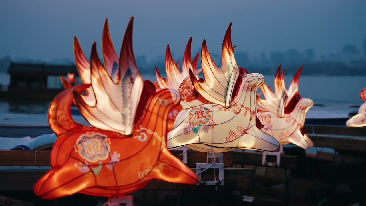 Year of Horse lantern “Blessing Boats” are drifting on #Hangzhou's West Lake