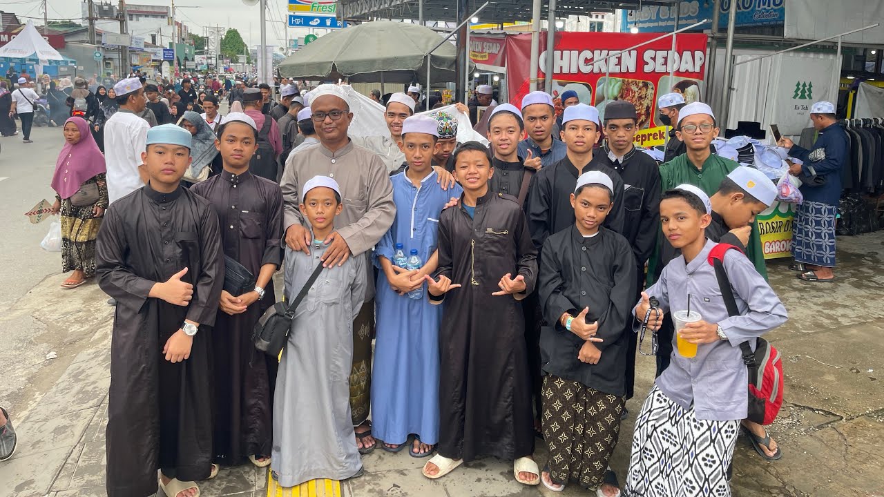 SANTRI JALAN KAKI KESEKUMPUL