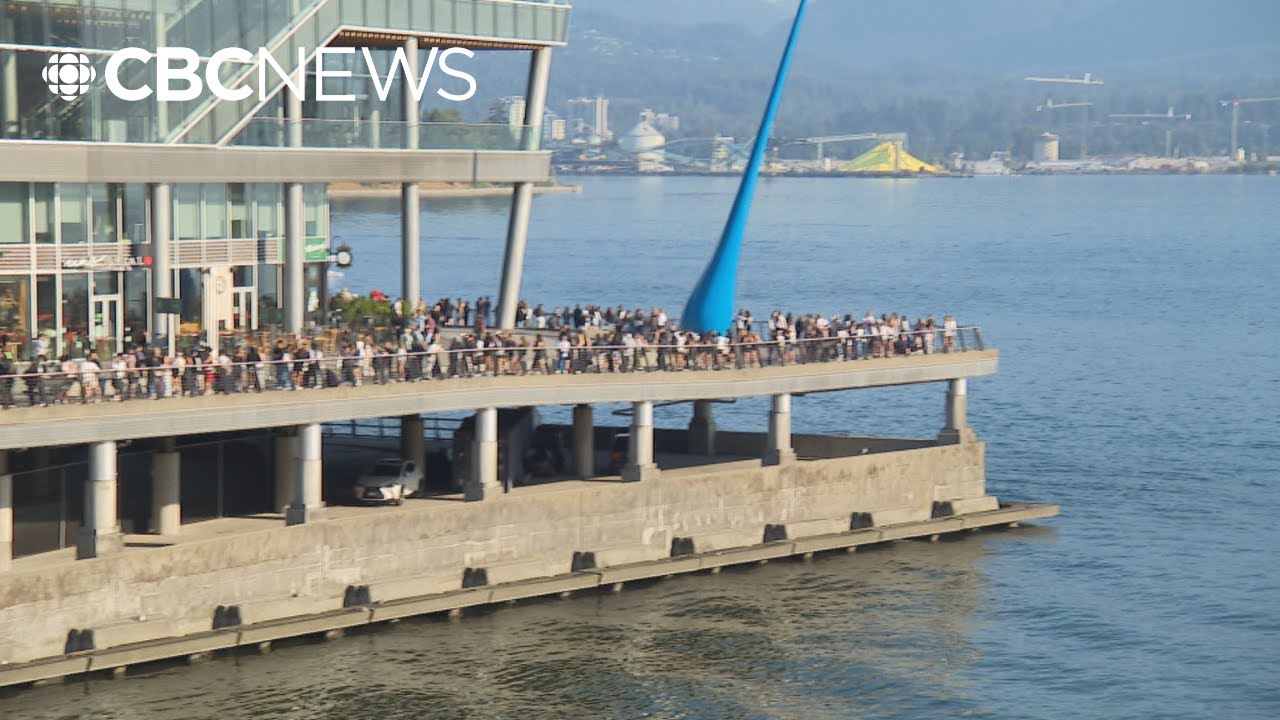 Thousands line up in Vancouver for Aritzia warehouse sale